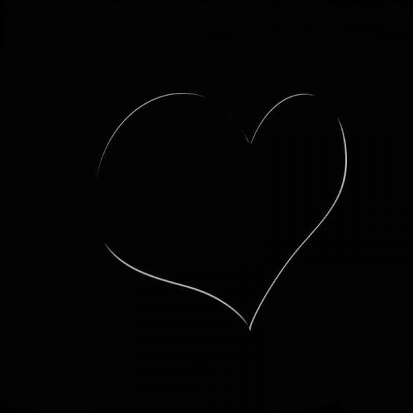 Hình ảnh avatar đen có hình trái tim vệt sáng