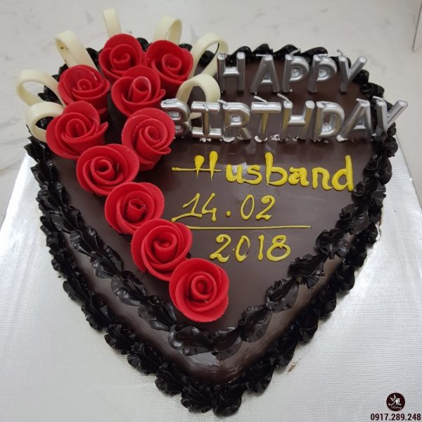 Bánh sinh nhật hình trái tim đen và hoa hồng
