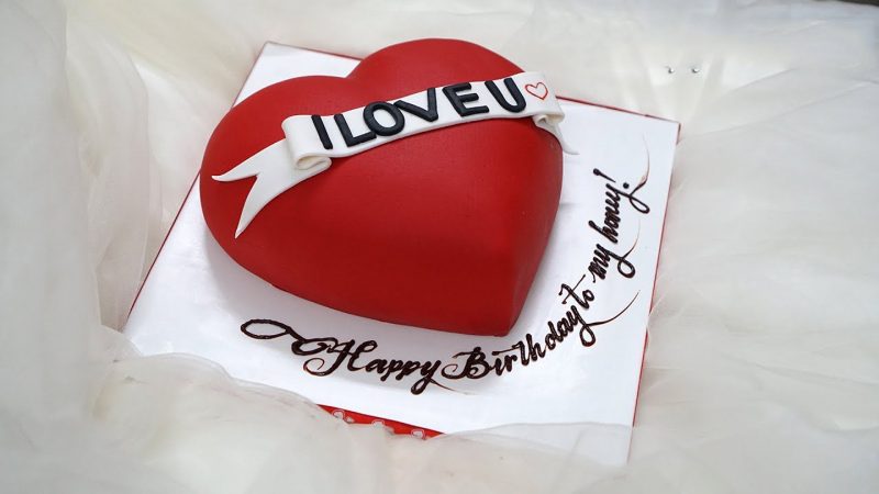 Bánh sinh nhật hình trái tim đỏ xinh