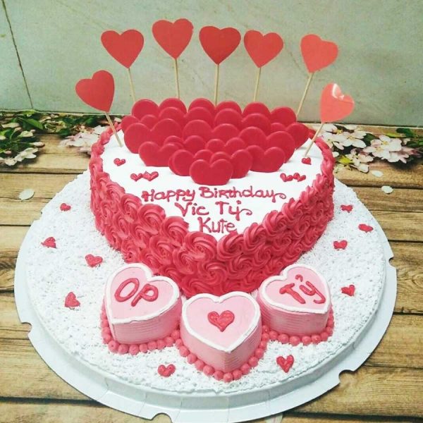 Bánh sinh nhật hình trái tim hồng