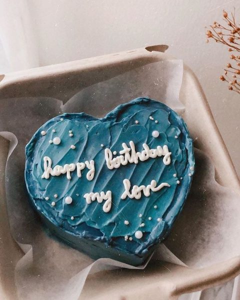 Bánh sinh nhật hình trái tim xanh pastel