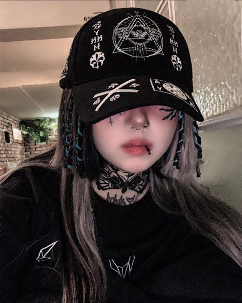 Hình ảnh avatar giấu mặt cô gái đội mũ che mặt