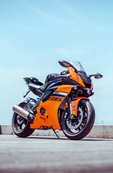 Hình nền Moto 4K màu cam đẹp mắt
