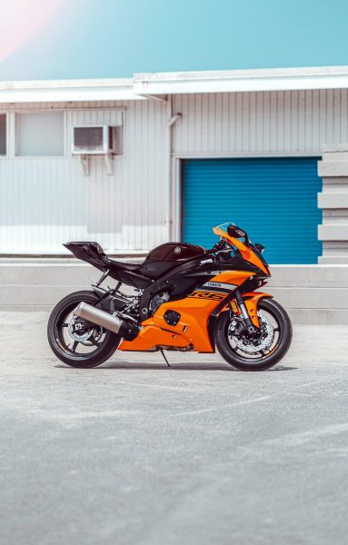 Hình nền Moto 4K màu cam nổi bật