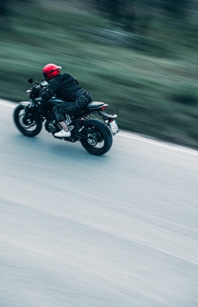 Hình nền Moto 4K phóng nhanh trên đường