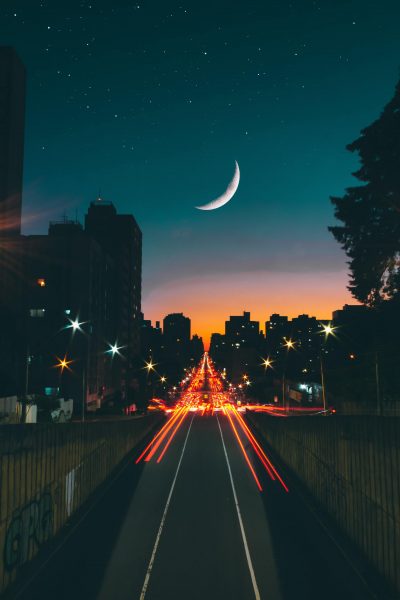 hình nền thành phố về đêm và vầng trăng
