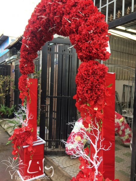 Ảnh cổng hoa cưới đẹp màu đỏ