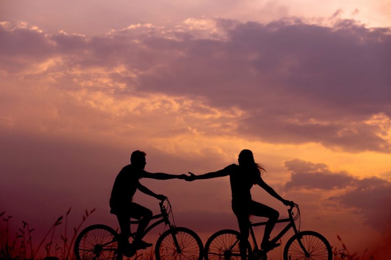 ảnh yêu nhau đạp xe đạp