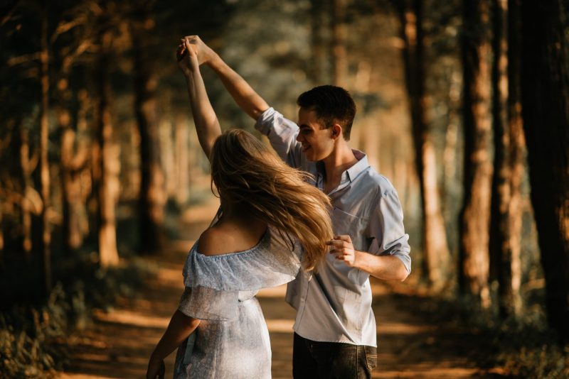 ảnh yêu nhau khiêu vũ trong rừng