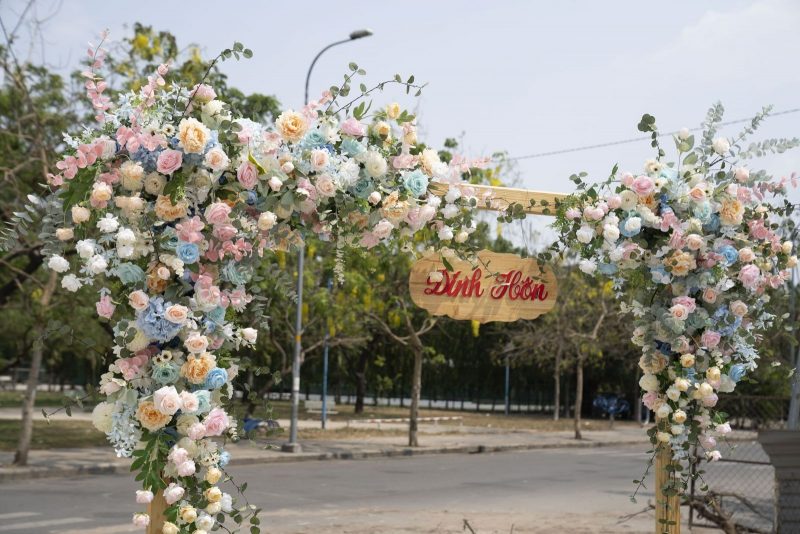 Hình ảnh cổng hoa cưới đẹp có bảng đính hôn