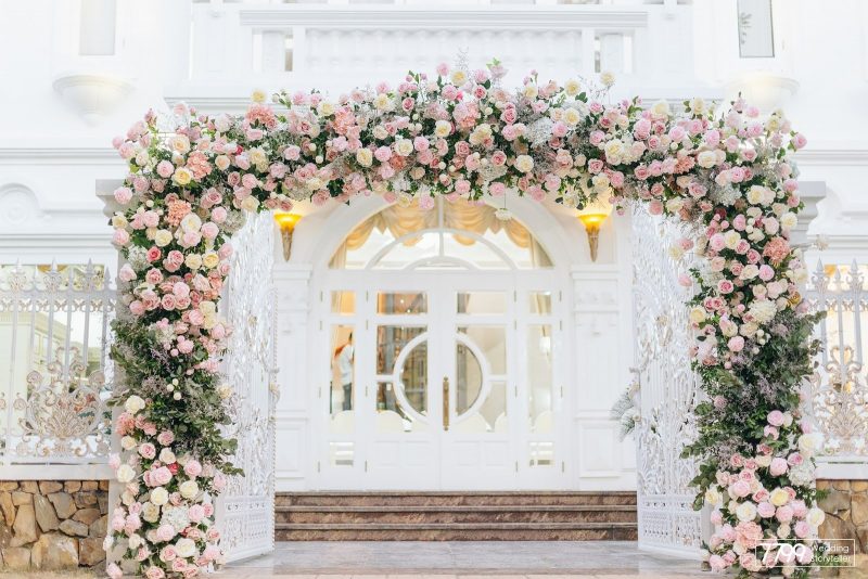 Hình ảnh cổng hoa cưới đẹp trước cổng
