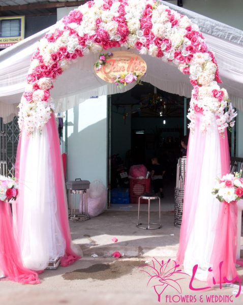 Hình cổng hoa cưới đẹp màu hồng phối trắng