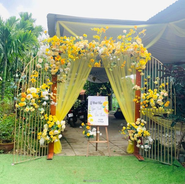 Hình cổng hoa cưới đẹp màu vàng