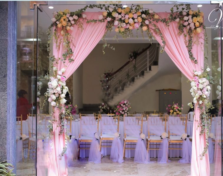 Hình cổng hoa cưới đẹp phối rèm hồng