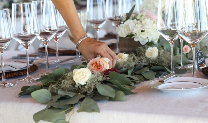 Mẫu hoa để bàn bằng hoa hồng