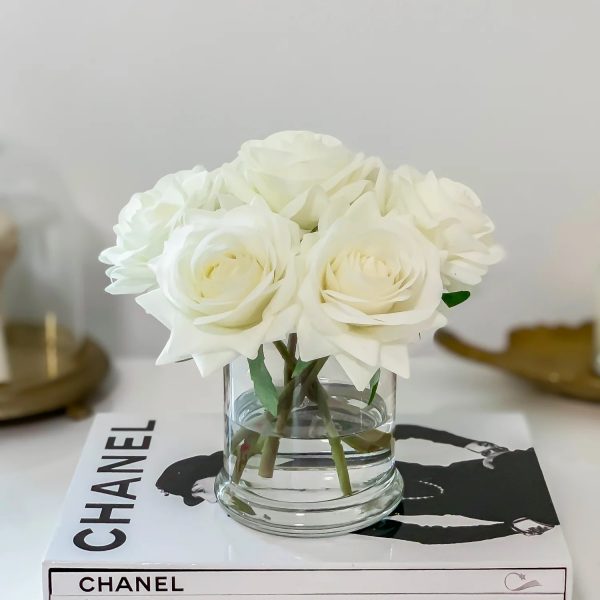 Mẫu hoa để bàn màu trắng