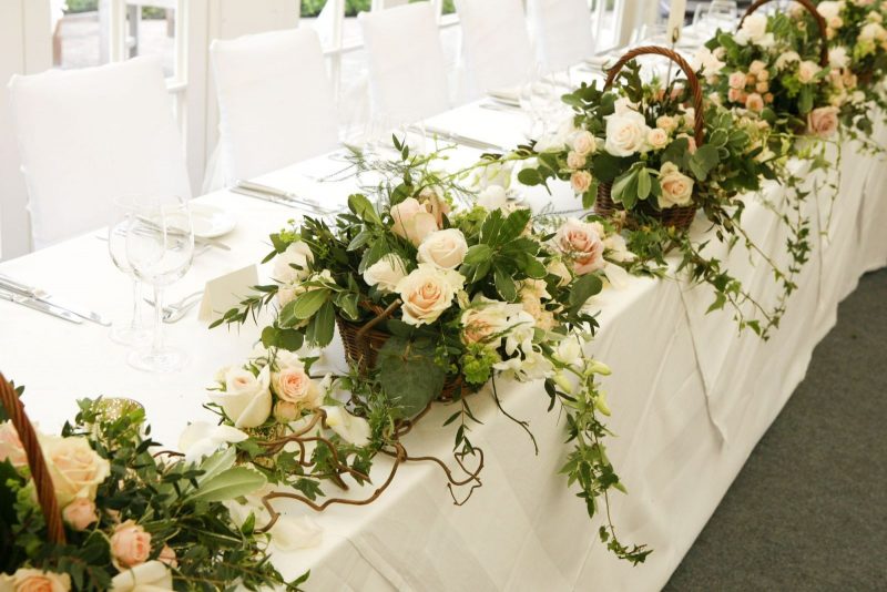 Mẫu hoa để bàn trong đám cưới