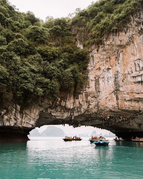 hình ảnh Hạ Long về các du khách đang chèo thuyền